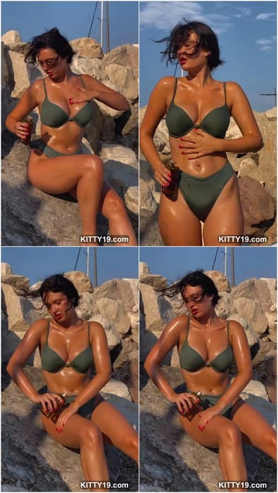 22 years old model Ana Whiterose show her tits and pussy in sexy green bikini! Download it leak now and enjoy.