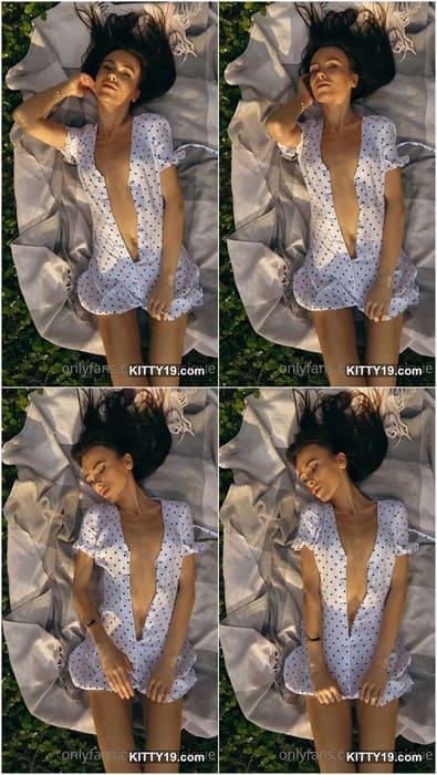 Estasique naked brunette girl take off her dress and showing her pussy lips for your, buddy. Download it!