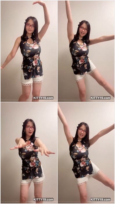 Hot Japanise girl Akienpitsu naked and show her huge tits in t-short without bra and panties! Beauty and hot model, wow!