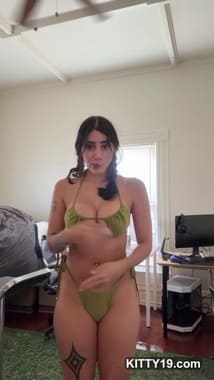 Uhveenyuh naked